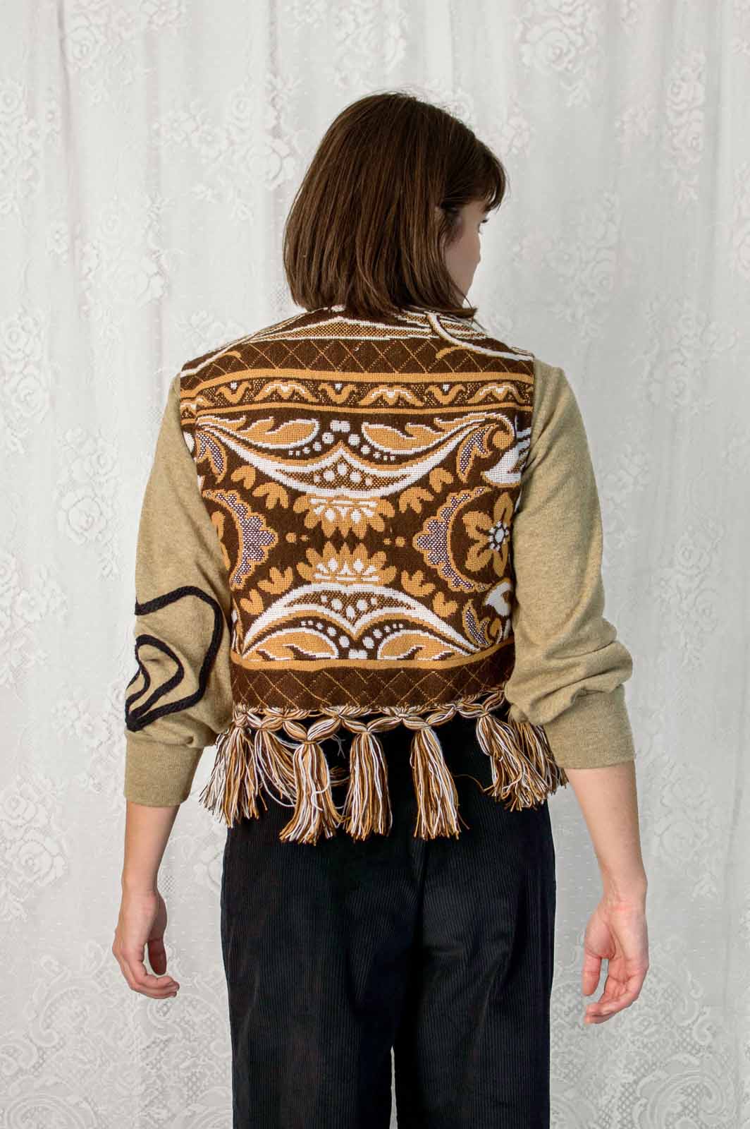 Artisanal brezrokavnik z resicami iz tapiserije