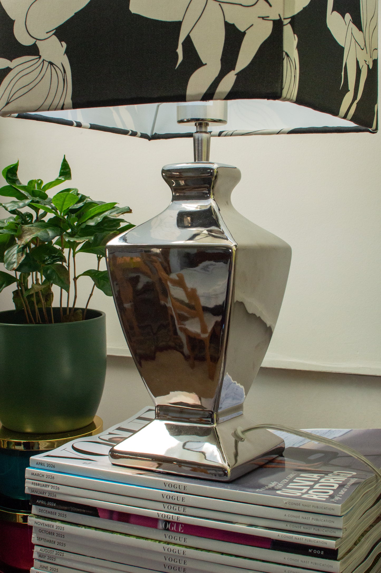 Nightstand lamp with a square lampshade Krivopetnica