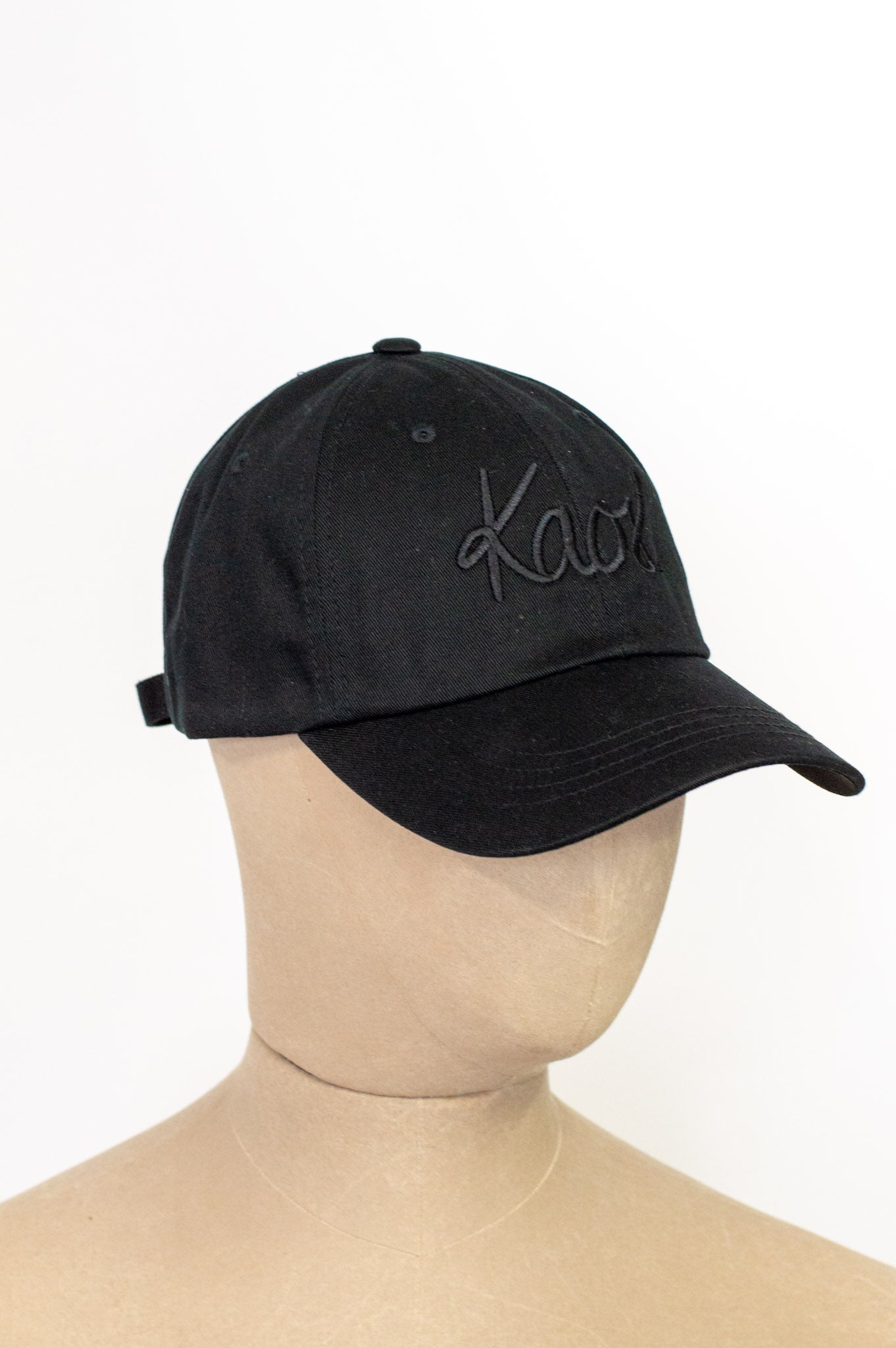 Črna kapa s šiltom Kaos