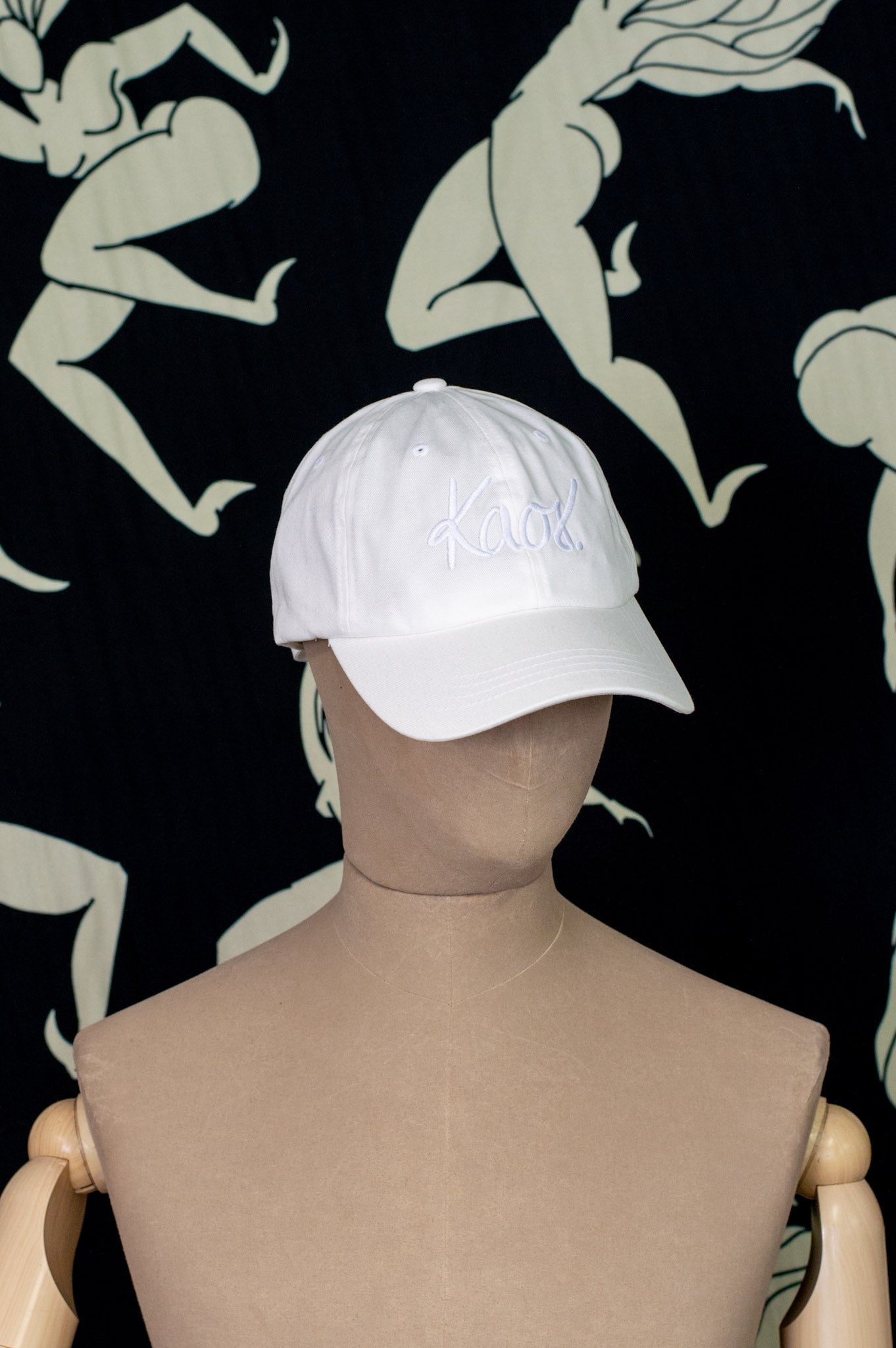 Bela kapa s šiltom Kaos