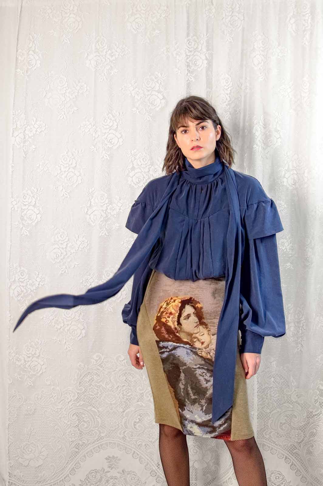 Modra bluza z volani in nabranimi rokavi Helena