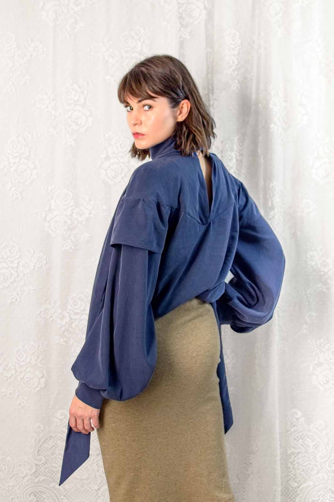 Modra bluza z volani in nabranimi rokavi Helena