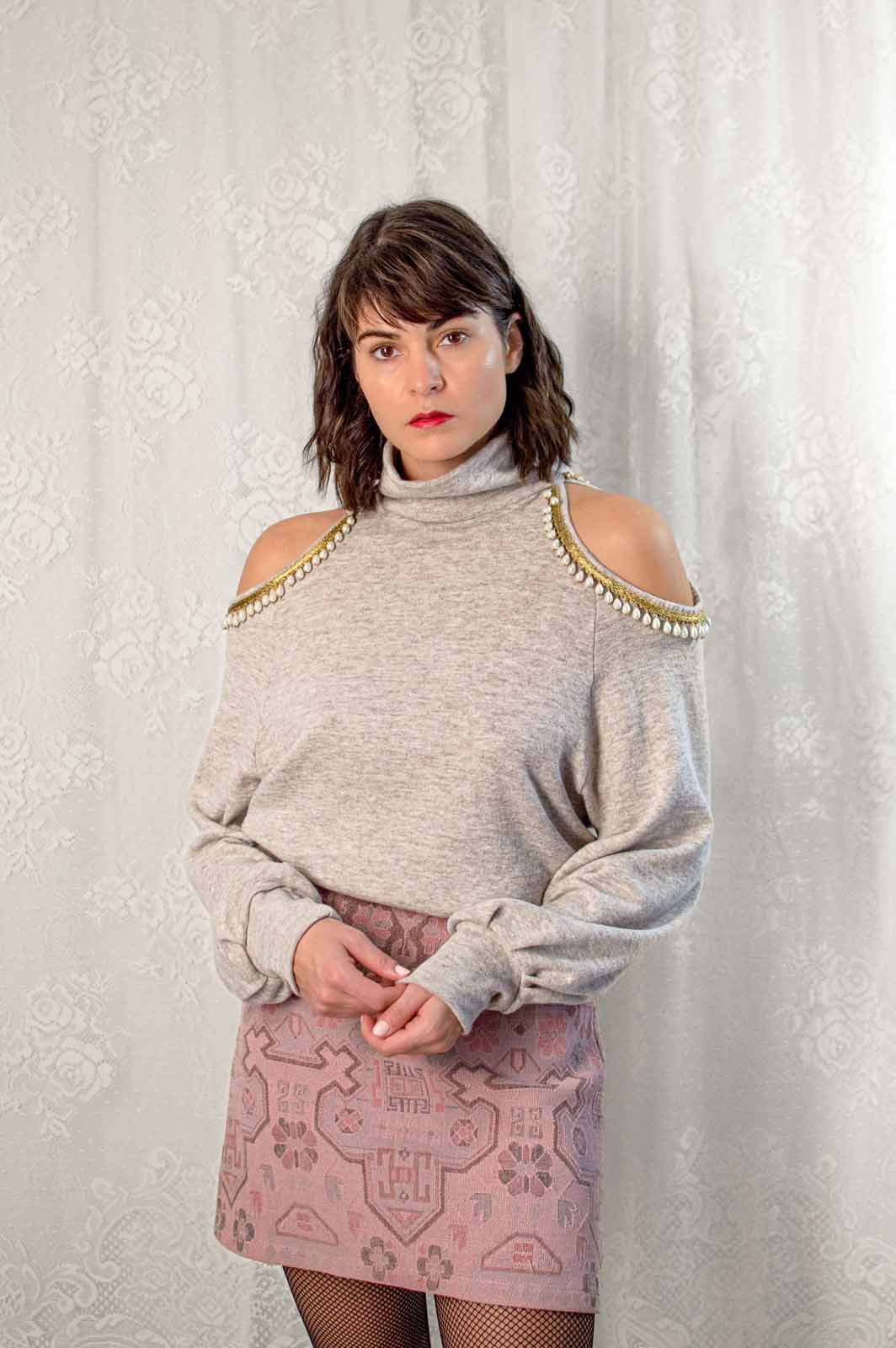 Siv pulover iz pletenine z odprtimi ramami Helena