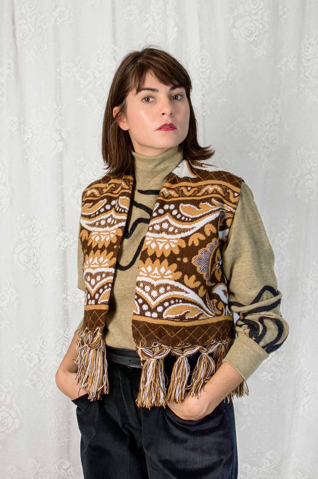 Artisanal brezrokavnik z resicami iz tapiserije