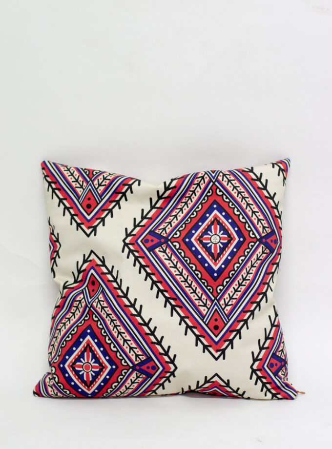 The JKH home line was created to put some textile heritage patterns in your home. Spice up your bed or sofa with this cozy pillow